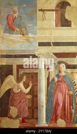 PIERO della FRANCESCA (* 1416, Borgo San Sepolcro, d. 1492, Borgo San Sepolcro) Verkündigung um 1455 Fresko, 329 x 193 cm San Francesco, Arezzo das Thema dieses Gemäldes hat nichts mit der Goldenen Legende zu tun, dies ist eine Ergänzung von Piero. Die klassische Architektur ist mit der eleganten Säule im Zentrum wieder präsent. Die Symmetrie der Proportionen wird durch einen Fluchtpunkt gebrochen, der nicht in der Mitte, sondern rechts hinter der Jungfrau steht. Selbst kleinste Details werden durch die Reflexionen des Lichts deutlich. Aus dem transparenten Schleier, der Mary's bedeckt Stockfoto