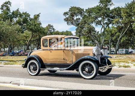 Gulfport, MS - 07. Oktober 2023: Weitwinkelansicht eines Ford Model A Deluxe Coupés aus dem Jahr 1931 auf einer lokalen Autoshow. Stockfoto