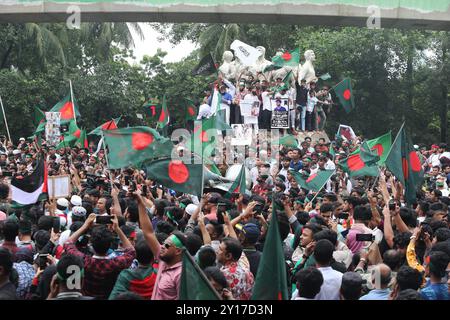 Dhaka, Wari, Bangladesch. September 2024. Demonstranten schwenken Bangladeschs Nationalflagge während des Märtyrermarsches, einer von Studenten organisierten Demonstration gegen Diskriminierung, um einen Monat nach dem Sturz des ehemaligen Premierministers Sheikh Hasina in Dhaka am 5. September 2024 zu feiern. Bangladeschs gestürzter Premierminister Scheich Hasina sollte im Exil in Indien „ruhig bleiben“, bis sie zum Prozess nach Hause gebracht wird, sagte der Interimsführer Muhammad Yunus den indischen Medien am 5. September. Hasina, 76 Jahre alt, floh vor einem Monat mit dem Hubschrauber nach Indien, als Demonstranten in ihrem Palast marschierten, um ihre Herrschaft mit eiserner Faust zu beenden Stockfoto