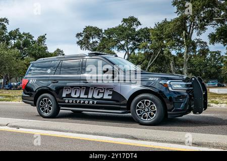 Gulfport, MS - 07. Oktober 2023: Weitwinkel-Seitenansicht eines 2022 Ford Expedition Police Service Fahrzeugs auf einer lokalen Autoshow. Stockfoto