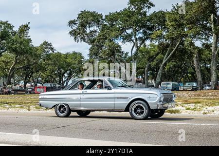 Gulfport, MS - 07. Oktober 2023: Weitwinkel-Seitenansicht eines Ford Falcon Futura Sprint 2-türigen Hardtops aus dem Jahr 1963 auf einer lokalen Autoshow. Stockfoto