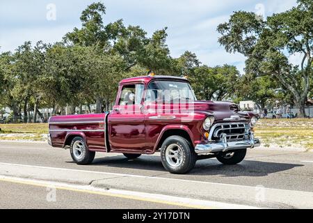 Gulfport, MS - 07. Oktober 2023: Weitwinkelansicht eines Pickup-Trucks von 1957 Chevrolet 3100 auf einer lokalen Autoshow. Stockfoto