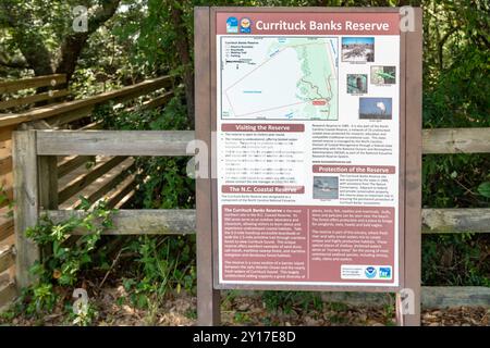 Corolla, North Carolina - 1. September 2024: Begrüßungsschild im Currituck Banks Estuaine maritimes Waldwandergebiet in den Outer Banks von North Carolina Stockfoto