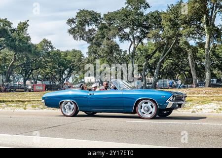 Gulfport, MS - 07. Oktober 2023: Weitwinkel-Seitenansicht eines Chevrolet Chevelle Cabriolets aus dem Jahr 1969 auf einer lokalen Autoshow. Stockfoto