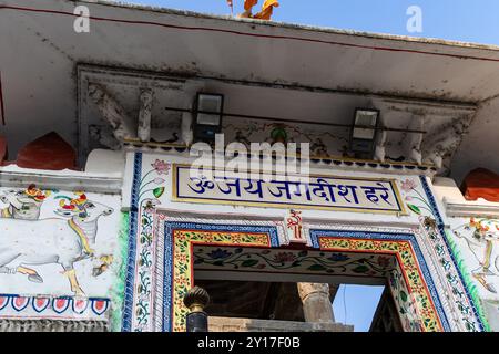 Das historische Eingangstor zum Tempel am Morgen wird in udaipur rajasthan india aufgenommen. Stockfoto