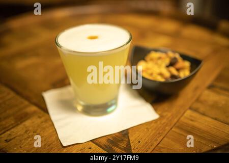 Pisco Sour auf Holztisch Stockfoto