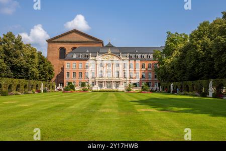 Das kurfürstliche Schloss aus dem Garten, Trier, Deutschland Stockfoto