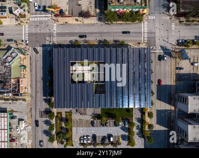 Blick von oben auf das Fast-Food-Restaurant im Zentrum von Chicago, Illinois, USA. Mit Solarpaneelen abgedeckt. September 2023. Stockfoto