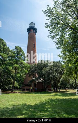 Corolla, North Carolina – 1. September 2024: Besucher besuchen den Leuchtturm Currituck Beach in Corolla, North Carolina. Außenbänke Stockfoto