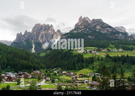 Val di Fassa, felsige Berge des Rosengartenmassivs, Dolomiten unesco-weltkulturerbe Stockfoto