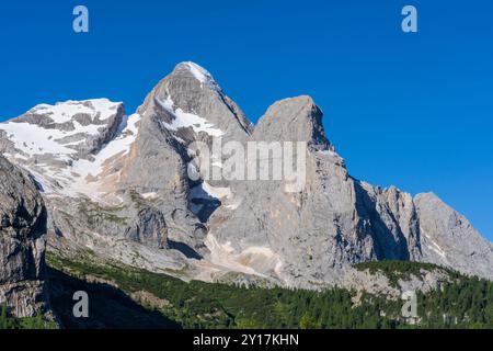 Gruppe des Marmolada-Massivs, Fedaia-Pass, Dolomiten. Felsiger Berg, Gletscher, Schnee. Stockfoto