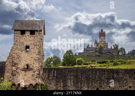 Mittelalterliches Balduinstor (Balduinstor) in der alten Stadtmauer mit Reichsburg im Hintergrund, Cochem, Deutschland Stockfoto