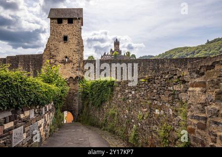 Mittelalterliches Balduinstor (Balduinstor) in der alten Stadtmauer mit Reichsburg im Hintergrund, Cochem, Deutschland Stockfoto