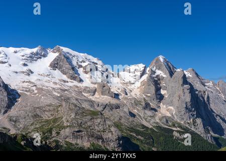 Gruppe des Marmolada-Massivs, Fedaia-Pass, Dolomiten. Felsiger Berg, Gletscher, Schnee. Stockfoto