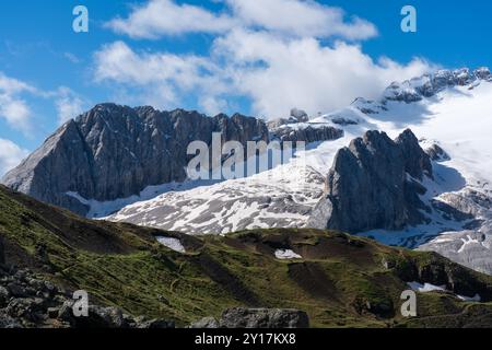 Gruppe des Marmolada-Massivs, Fedaia-Pass, Dolomiten. Felsiger Berg, Gletscher, Schnee. Stockfoto