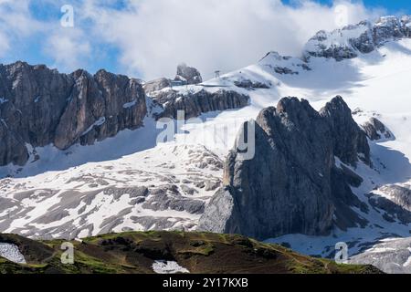 Gruppe des Marmolada-Massivs, Fedaia-Pass, Dolomiten. Felsiger Berg, Gletscher, Schnee. Stockfoto