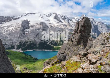 Via Ferrata delle Trincee, Dolomiten, Val di Fassa Valley. Fedaia See und Marmolada Massiv Gruppe mit Gletscherhintergrund Stockfoto