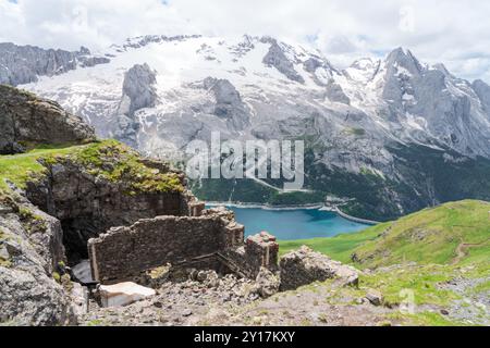 Via Ferrata delle Trincee, Dolomiten, Val di Fassa Valley. Ruinen, Fedaia See und Marmolada Massiv Gruppe mit Gletscherhintergrund Stockfoto