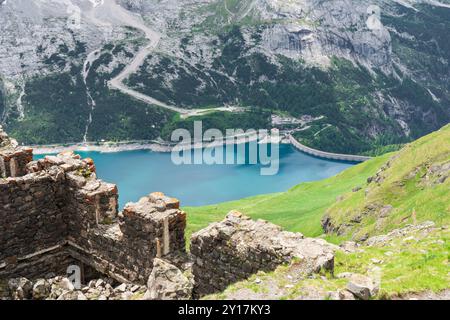 Via Ferrata delle Trincee, Dolomiten, Val di Fassa Valley. Ruinen, Fedaia See, Damm und Marmolada Massiv Gruppe Hintergrund Stockfoto