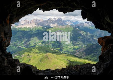 Via Ferrata delle Trincee, Dolomiten, Val di Fassa Valley. Blick aus dem Inneren einer Höhle Stockfoto