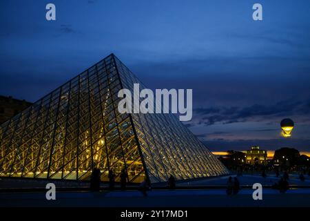 OLYMPIC VASQUE STARTET JEDEN ABEND ÜBER PARIS Stockfoto