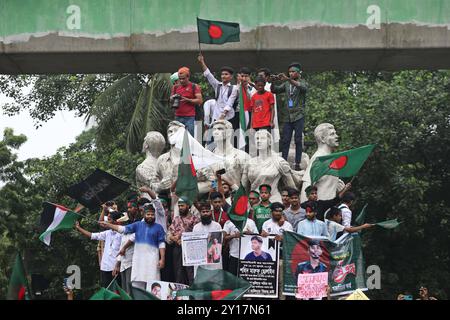 Shahidi-Marsch in Dhaka Demonstranten schwenken Bangladeschs Nationalflagge während des Märtyrermarsches, einer von Studenten organisierten Demonstration gegen Diskriminierung, um einen Monat nach dem Sturz des ehemaligen Premierministers Scheich Hasina in Dhaka am 5. September 2024 zu feiern. Bangladeschs abgestürzter Premierminister Scheich Hasina sollte sich im Exil in Indien bis zur Verhandlung schweigen, sagte der Interimsführer Muhammad Yunus den indischen Medien am 5. September. Hasina, 76 Jahre alt, floh vor einem Monat mit dem Hubschrauber nach Indien, als Demonstranten in ihrem Palast marschierten, um ihre 15-jährige Herrschaft mit eiserner Faust zu beenden. Dhaka Dhaka Stockfoto