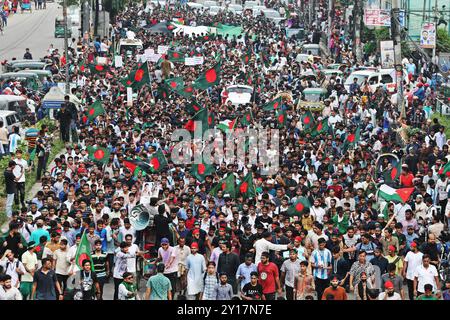 Shahidi-Marsch in Dhaka Demonstranten schwenken Bangladeschs Nationalflagge während des Märtyrermarsches, einer von Studenten organisierten Demonstration gegen Diskriminierung, um einen Monat nach dem Sturz des ehemaligen Premierministers Scheich Hasina in Dhaka am 5. September 2024 zu feiern. Bangladeschs abgestürzter Premierminister Scheich Hasina sollte sich im Exil in Indien bis zur Verhandlung schweigen, sagte der Interimsführer Muhammad Yunus den indischen Medien am 5. September. Hasina, 76 Jahre alt, floh vor einem Monat mit dem Hubschrauber nach Indien, als Demonstranten in ihrem Palast marschierten, um ihre 15-jährige Herrschaft mit eiserner Faust zu beenden. Dhaka Dhaka Stockfoto