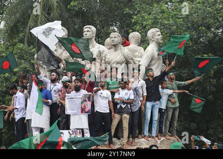 Shahidi-Marsch in Dhaka Demonstranten schwenken Bangladeschs Nationalflagge während des Märtyrermarsches, einer von Studenten organisierten Demonstration gegen Diskriminierung, um einen Monat nach dem Sturz des ehemaligen Premierministers Scheich Hasina in Dhaka am 5. September 2024 zu feiern. Bangladeschs abgestürzter Premierminister Scheich Hasina sollte sich im Exil in Indien bis zur Verhandlung schweigen, sagte der Interimsführer Muhammad Yunus den indischen Medien am 5. September. Hasina, 76 Jahre alt, floh vor einem Monat mit dem Hubschrauber nach Indien, als Demonstranten in ihrem Palast marschierten, um ihre 15-jährige Herrschaft mit eiserner Faust zu beenden. Dhaka Dhaka Stockfoto