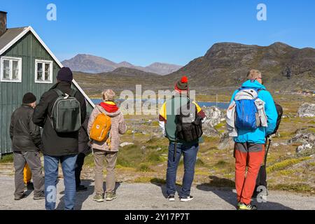 Nanortalik, Grönland - 27. August 2024: Gruppe von Kreuzfahrtpassagieren, die Häuser und Landschaften in der Stadt Nanortalik in Südgrönland betrachten Stockfoto