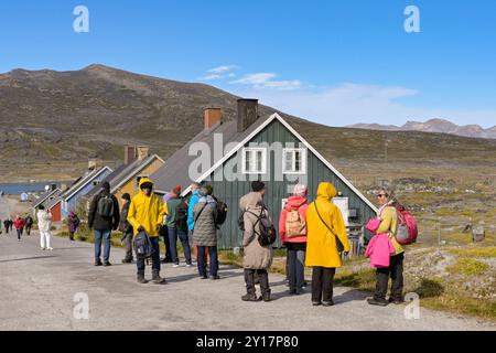 Nanortalik, Grönland - 27. August 2024: Gruppe von Kreuzfahrtpassagieren, die Häuser und Landschaften in der Stadt Nanortalik in Südgrönland betrachten Stockfoto