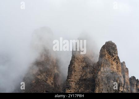 Felsige Berggipfel in den Wolken, Sellatürme, dolomiten, italienische alpen Stockfoto