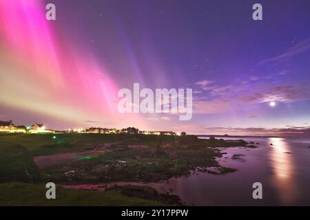 Atemberaubende Aurora Borealis Über Der Küste Von North Berwick, Schottland Stockfoto