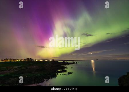 Aurora Borealis Über Den Küstengewässern North Berwick, Schottland Stockfoto