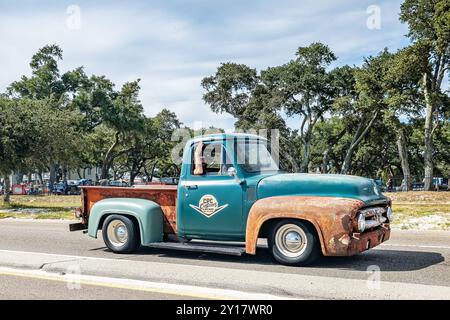 Gulfport, MS - 07. Oktober 2023: Weitwinkel-Seitenansicht eines Ford F100 Pickup Trucks von 1953 auf einer lokalen Autoshow. Stockfoto