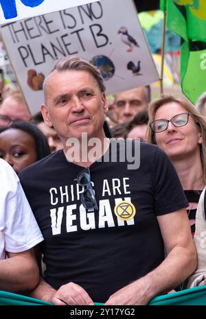 London, Großbritannien. Juni 2024. Dale Vince, Industrieller der grünen Energie, protestiert auf der Restore Nature Now-Demonstration in London und fordert dringende politische Maßnahmen gegen Natur- und Klimakrisen. Stockfoto