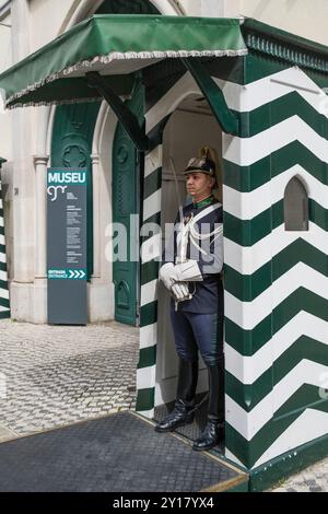 Menschen beobachten in Lissabon, Straßenfotografie - Museumswache des Regiments auf dem Carmo-Platz. Stockfoto