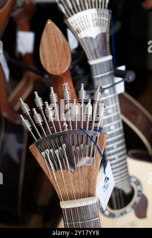 Portugiesische Gitarren (Gitarren) in Lissabon Salao Musical Music Shop, Barrio Alto. Stockfoto