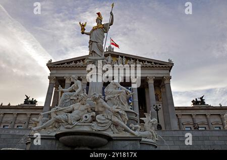 Der Athena (Pallas Athene) Brunnen steht vor dem österreichischen Parlamentsgebäude an der Wiener Ringstraße. Stockfoto