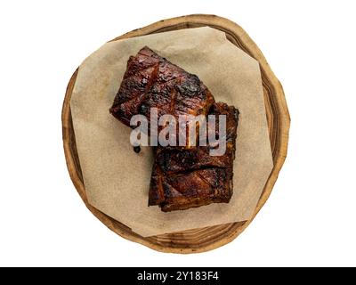 Saftige gegrillte Rippchen auf rustikaler Holzplatte. Stockfoto