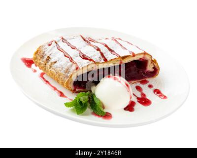 Dekadenter Kirschstrudel mit Vanilleeis und frischer Minzgarne. Stockfoto