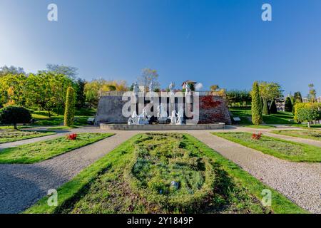 Landgraaf, Süd-Limburg, Niederlande. November 2014. Öffentlicher Park mit Brunnen, geschmückt mit Replikaten von Statuen aus der griechischen Mythologie, Fußgänger Stockfoto