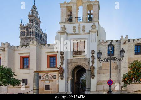 Sevilla, Spanien. Januar 2015. Puerta del Perdon im Renaissancestil der Kathedrale Santa María de la Sede, Skulpturen an der Wand und Glocke Stockfoto