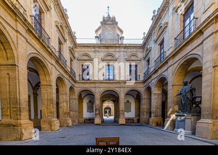 Sevilla, Spanien. Januar 2015. Innenhof der ehemaligen Königlichen Tabakfabrik, heute Sitz der Universität von Sevilla, Renaissancebau, Stockfoto