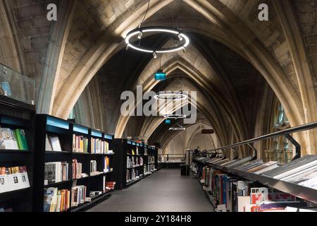 Das Innere der Dominikanerkirche wurde in einen Buchladen umgewandelt. Kathedraldecken und Säulen der Kirche in Maastricht Stockfoto