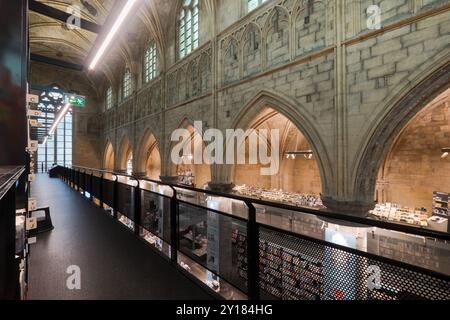 Das Innere der Dominikanerkirche wurde in einen Buchladen umgewandelt. Kathedraldecken und Säulen der Kirche in Maastricht Stockfoto