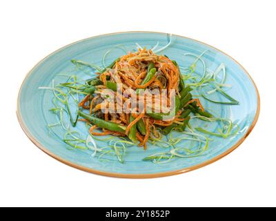 Lebendige, gebratene Nudeln und Gemüse-Medley auf elegantem türkisfarbenem Teller. Stockfoto