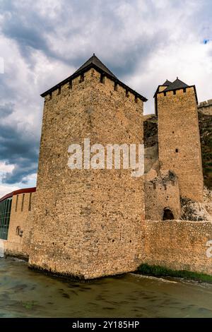 Die imposanten Mauern der Festung Golubac erregen Aufmerksamkeit, da sie widerstandsfähig vor dem Hintergrund der Donau stehen und jahrhundertelange Geschichte bewahren Stockfoto