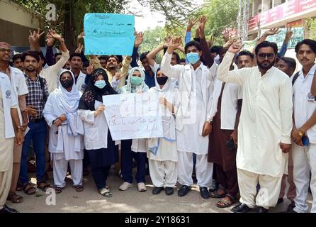 Mitglieder aller Sanitäter-Mitarbeiter führen am Donnerstag, den 5. September 2024, im Pressesaal von Hyderabad eine Protestdemonstration gegen die hohe Händigkeit der MS Training durch. Quelle: Pakistan Press International (PPI)/Alamy Live News Stockfoto