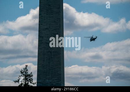 Washington, Usa. September 2024. Marine One mit US-Präsident Joe Biden an Bord fliegt das Washington Monument, nachdem sie am 5. September 2024 den Südrasen des Weißen Hauses in Washington, DC, USA, abhebt. Präsident Biden reist nach Westby, Wisconsin, um sich zu seiner Agenda für Investitionen in Amerika zu äußern. Quelle: Abaca Press/Alamy Live News Stockfoto