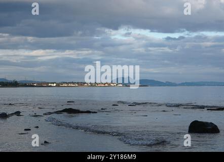 Blick am frühen Morgen über das Meer bei Longniddry Bents in Richtung Edinburgh Stockfoto